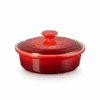Le Creuset Camembert Schaaltje Met Deksel ø 18 Cm Aardewerk Kersrood 2 Le Creuset Camembert Schaaltje Met Deksel ø 18 Cm Aardewerk Kersrood -Keukenbenodigdheden Winkel cam 1