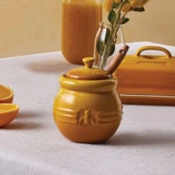 Le Creuset Honingpot Met Spatel Aardewerk Nectar -Keukenbenodigdheden Winkel le creuset honingpot met spatel aardewerk nectar 1